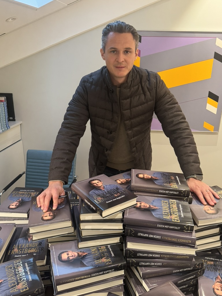 Alexander Ernstberger med högar av Staten mot Kapitalet